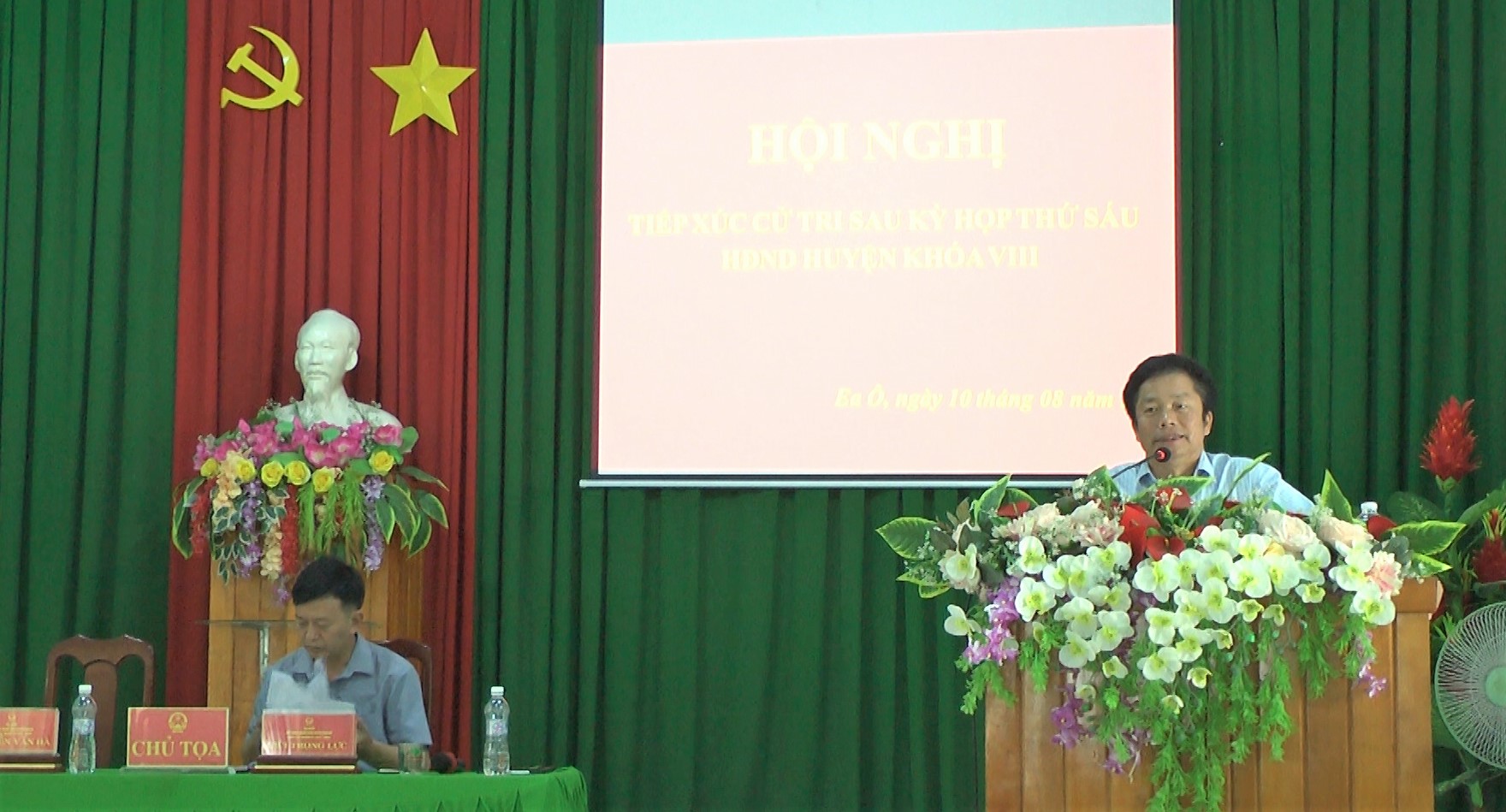 Đại biểu HĐND huyện Ea Kar khóa VIII tiếp xúc với cử tri xã Ea Ô sau kỳ họp thứ sáu.
